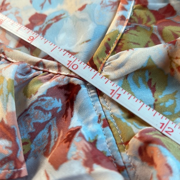 NWOT XXL by Lauren Conrad, sleeveless V-neck blouse with a ruffled V-neck - Picture 14 of 14